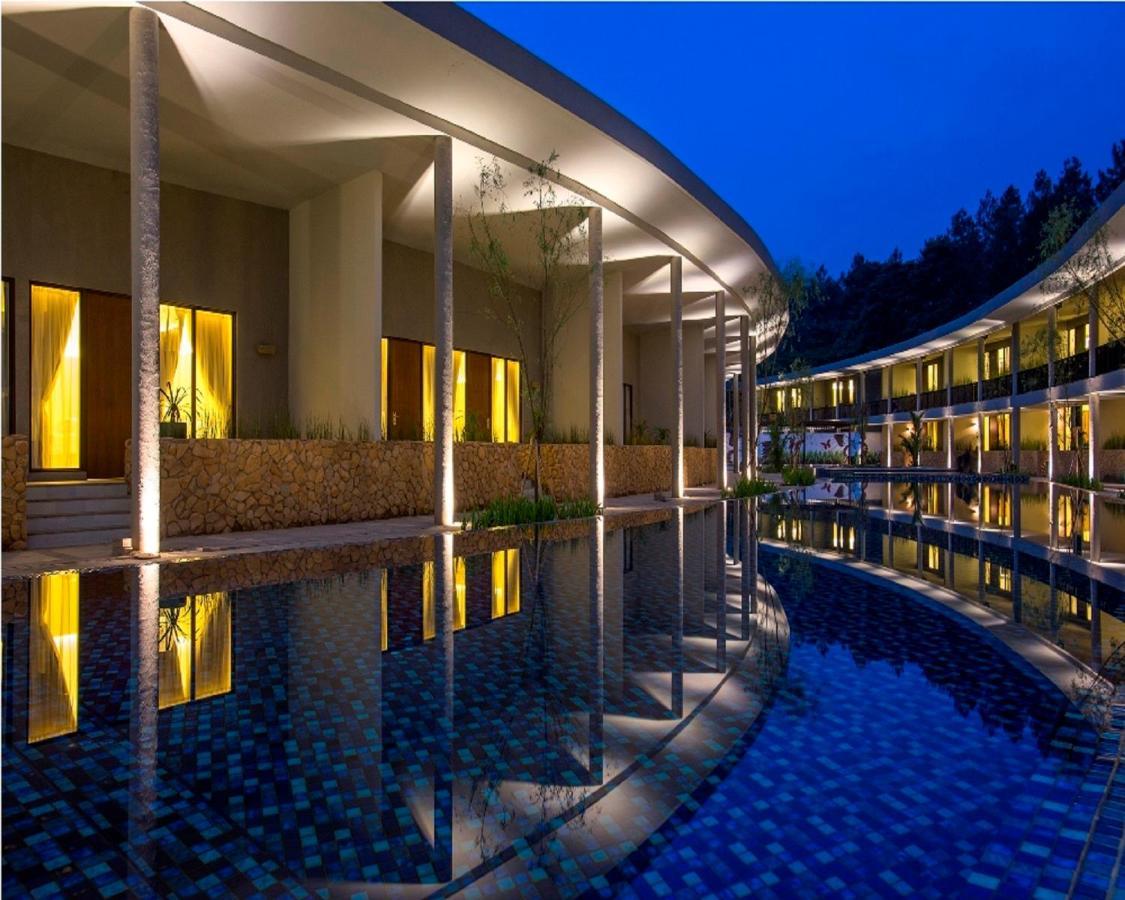 Hotel Neo+ Green Savana Sentul City Bogor Exteriör bild