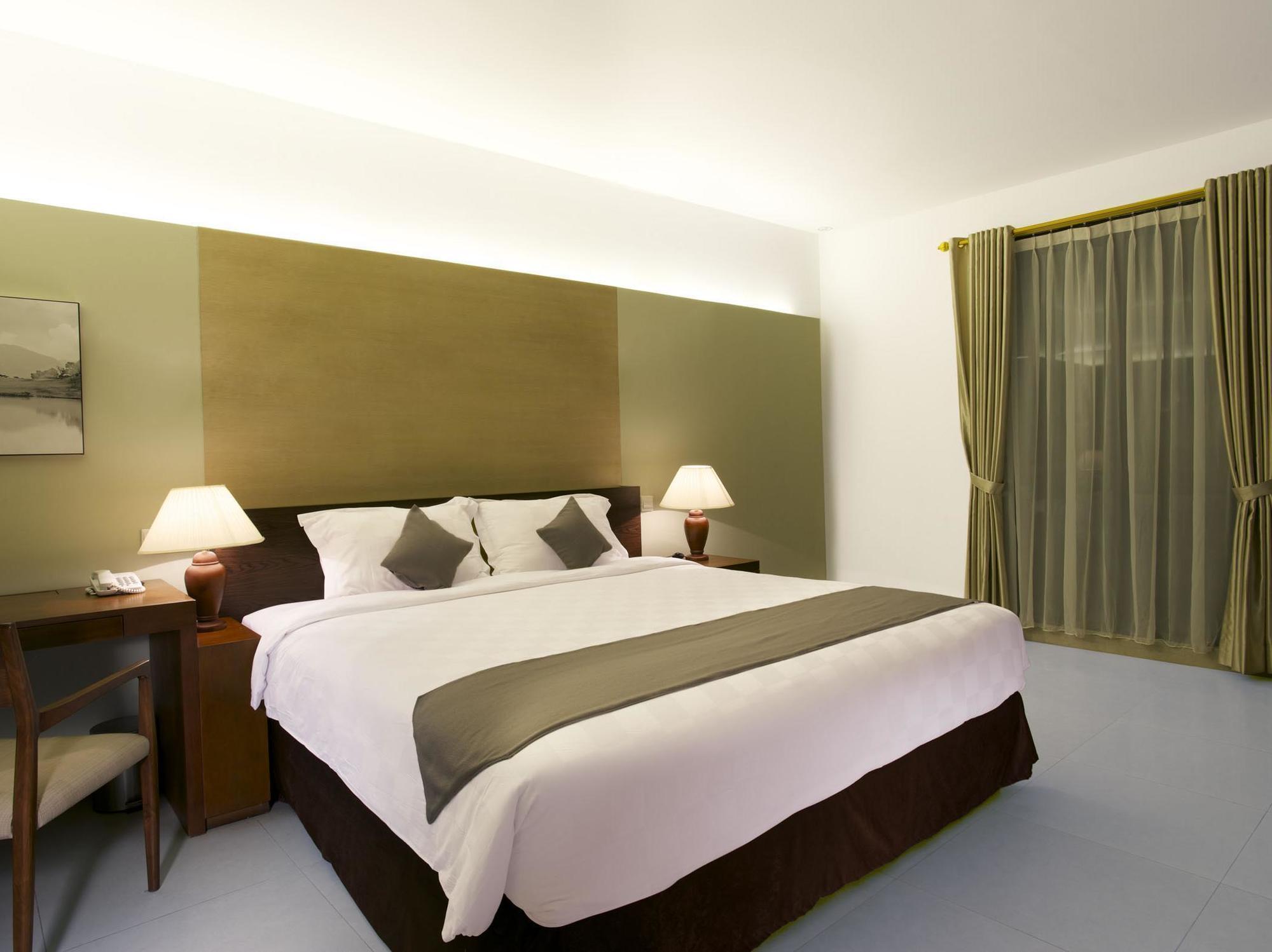 Hotel Neo+ Green Savana Sentul City Bogor Exteriör bild