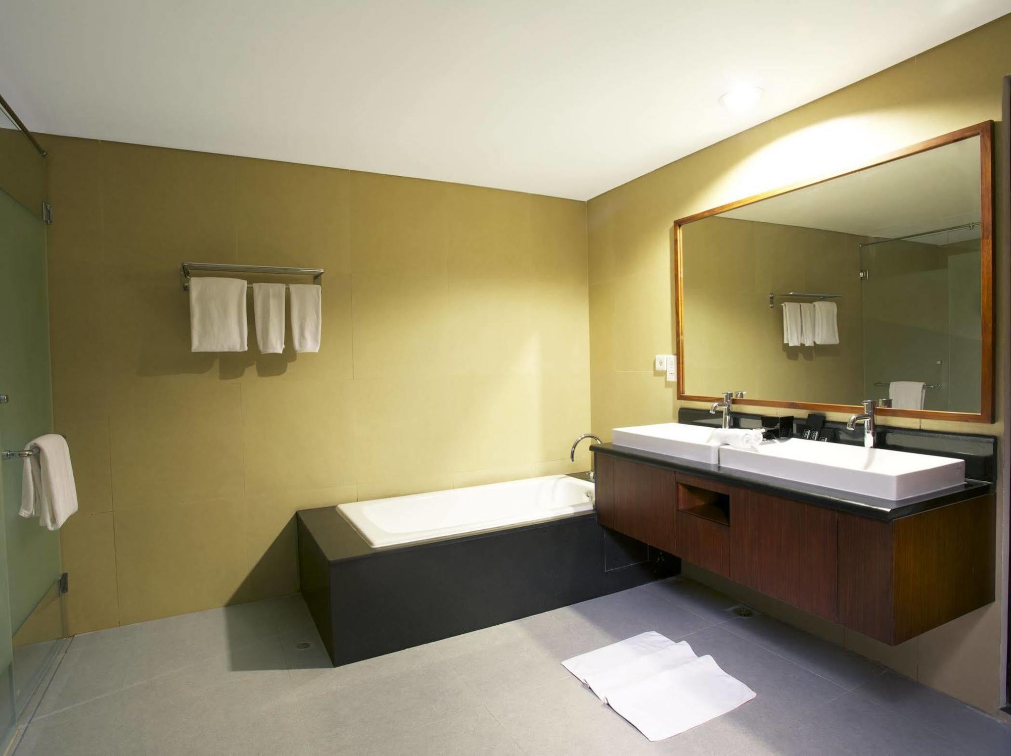 Hotel Neo+ Green Savana Sentul City Bogor Exteriör bild