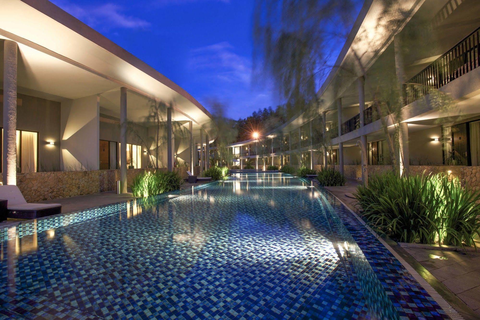 Hotel Neo+ Green Savana Sentul City Bogor Exteriör bild