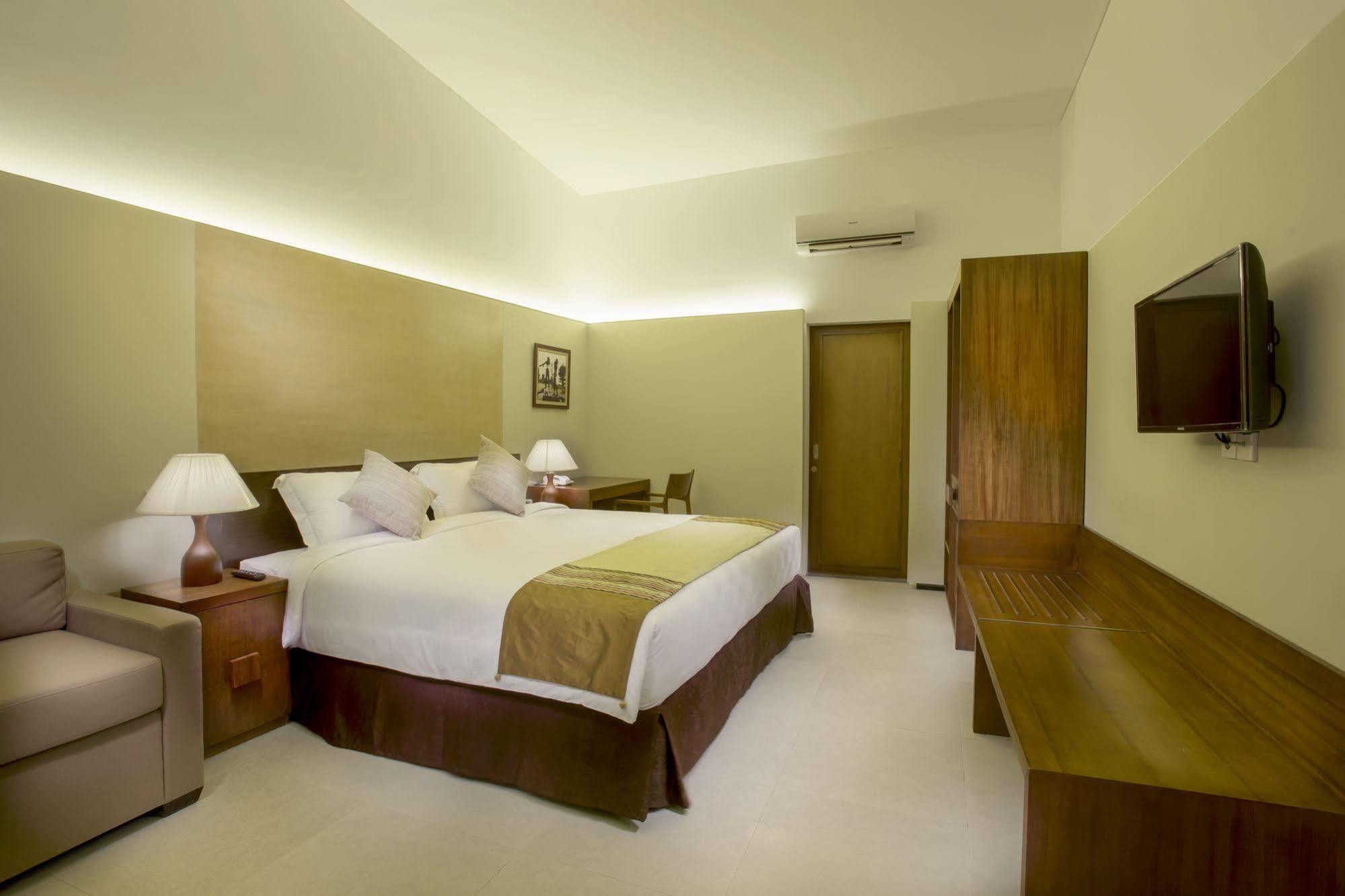 Hotel Neo+ Green Savana Sentul City Bogor Exteriör bild